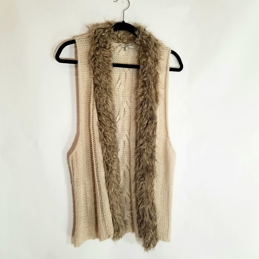 Buckle BKE Sweater Vest Women's Medium Beige Faux Fur Trim Wool Blend